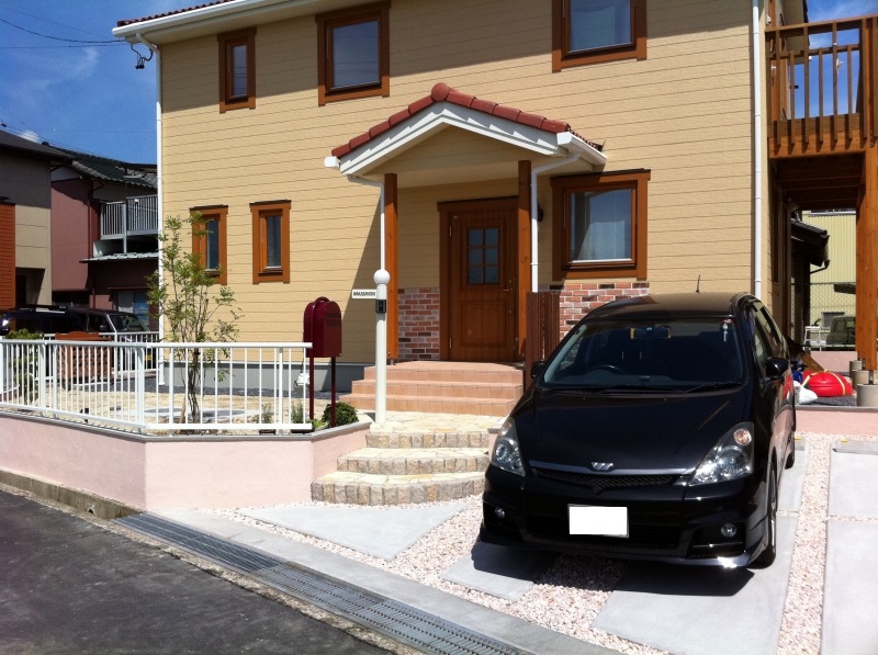 駐車場にはタイヤの部分にコンクリートを敷きました。タイヤ部分だけですのでコストも安く車にも砂利が飛ばず安心です